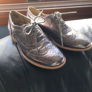 CLASSIC WINGTIP BUT W/ a contemporary twist SILVER MEDALLIC